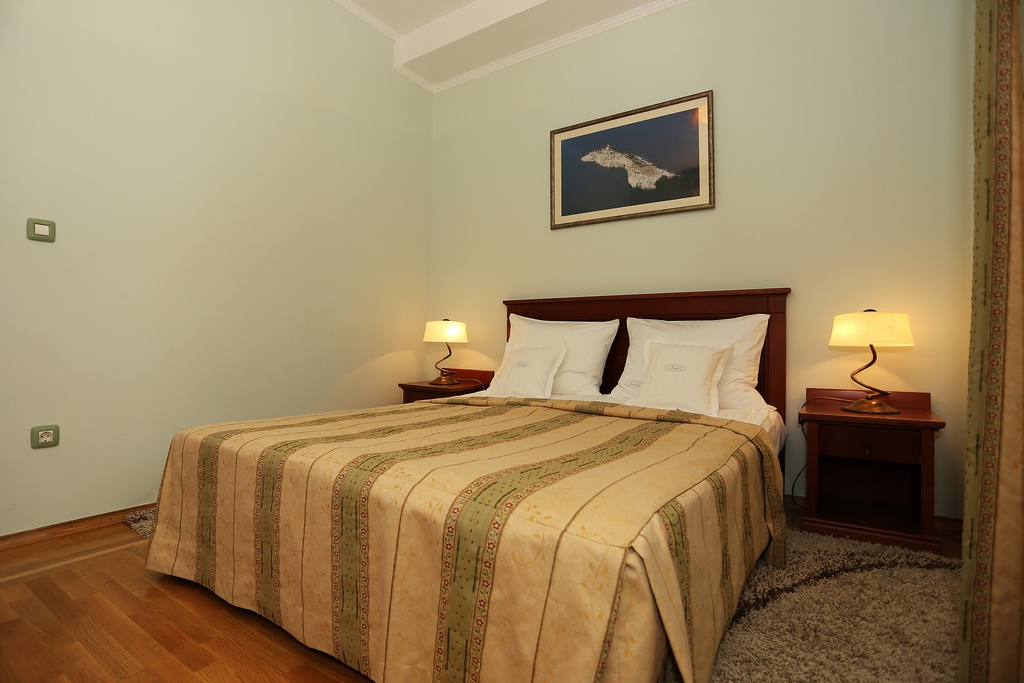 Double Room with Queen Bed (No Balcony)